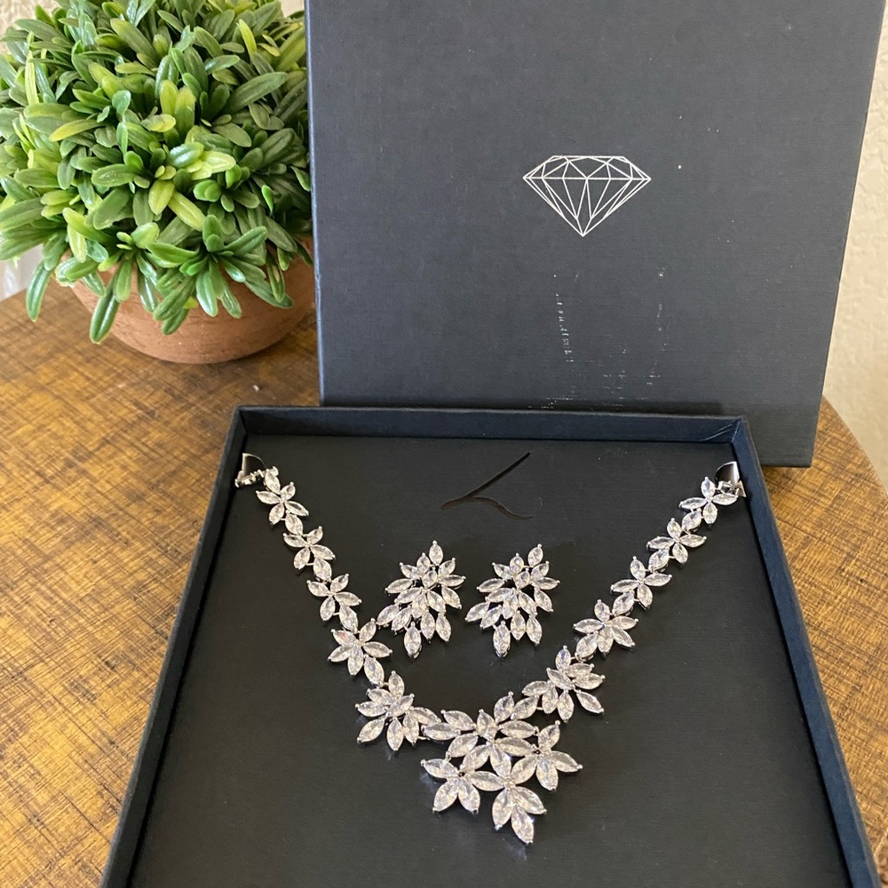 Beautiful costume jewelry set.